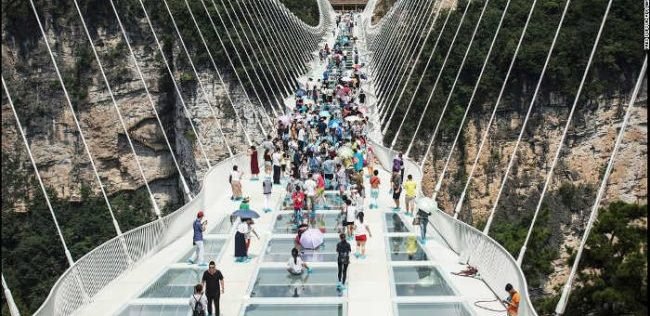 China makes $832b from tourism