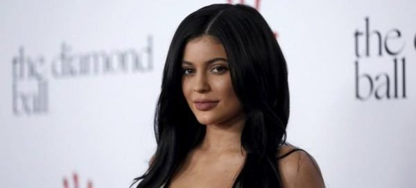 Kylie Jenner announces birth of daughter