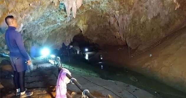 Thai cave: Rising water stops divers searching for missing boys