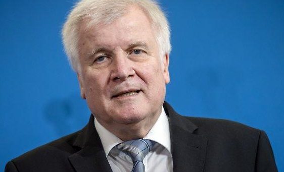 Germany migrants: Interior minister Seehofer will not resign