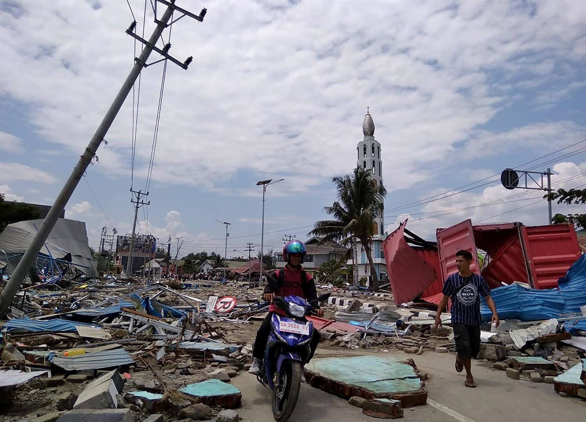 430 dead, 1,500 injured in Indonesian tsunami