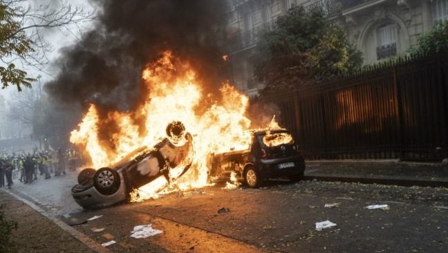 France protests: Tourist sites to close on Saturday amid Paris riot fears