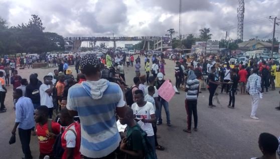 UNIBEN Students Protest Poor State Of Infrastructure In School (Photos)