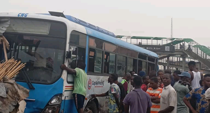 Breaking: Truck Rams Into BRT On Lagos-Ibadan Expressway