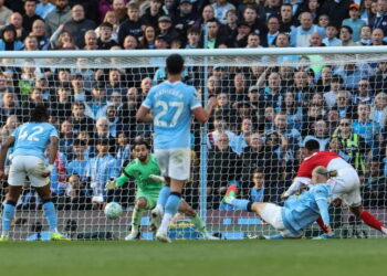 Man City beat Arsenal 2-1 to close gap at Premier League summit
